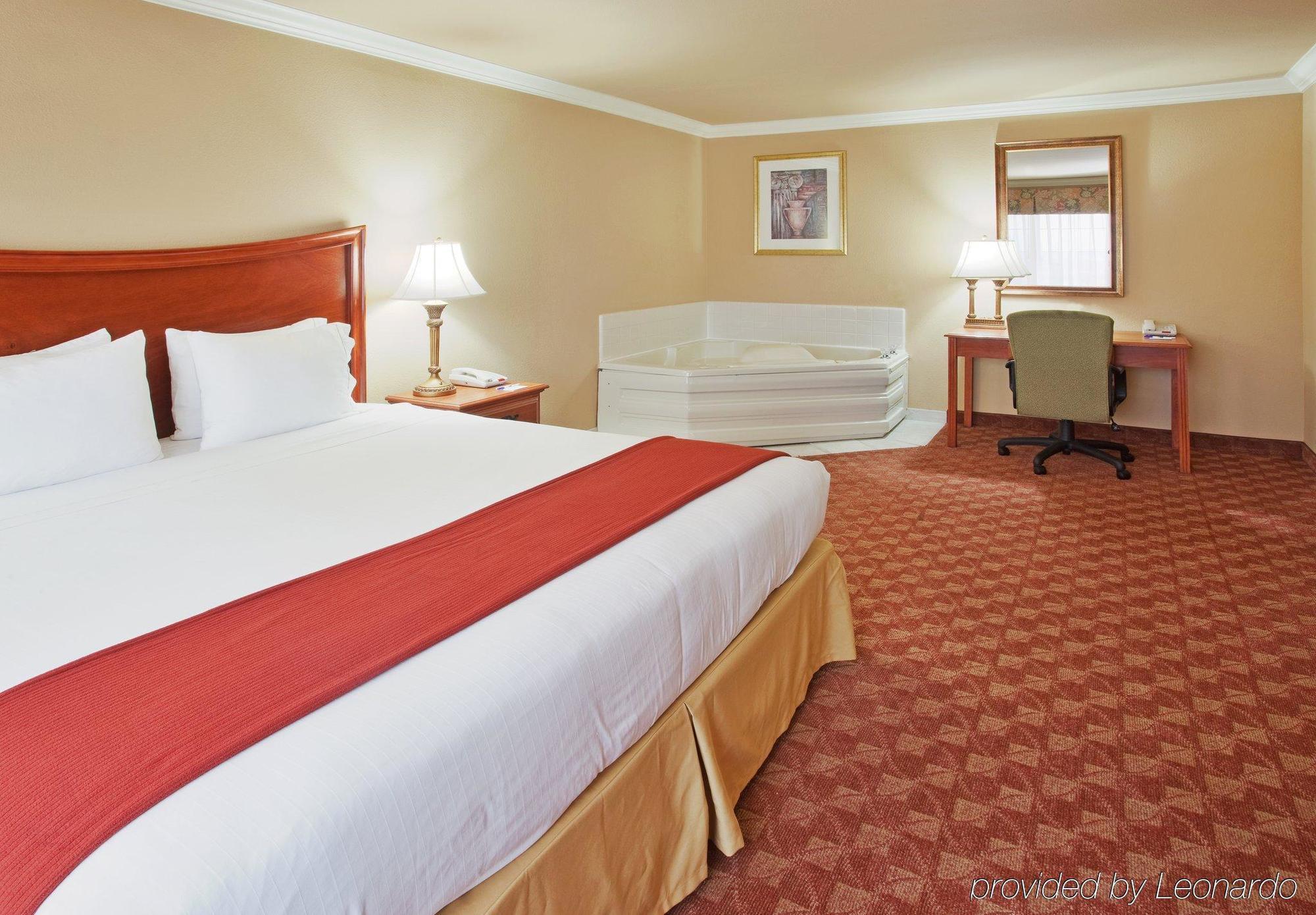 Holiday Inn Express & Suites Oakland - Airport By Ihg Habitación foto