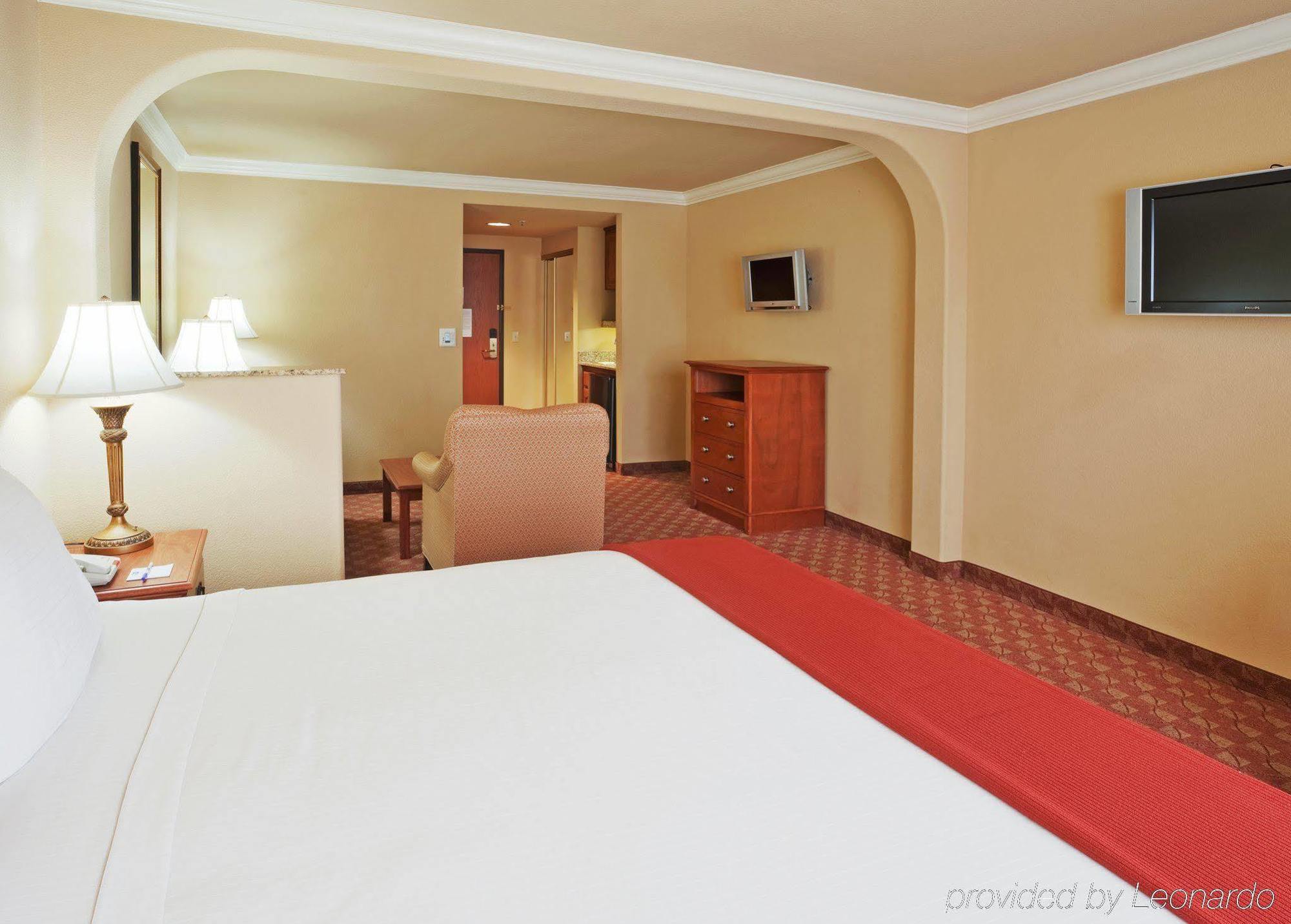Holiday Inn Express & Suites Oakland - Airport By Ihg Habitación foto